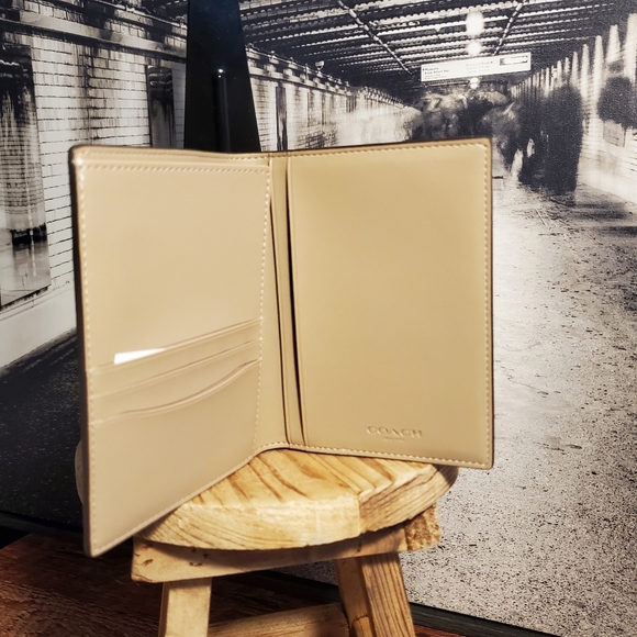 COACH Khaki Passport Wallet NWT Get FREE SHIPPING! - Picture 4 of 4